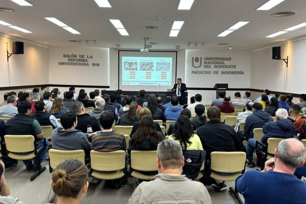 Javier Castañeda, experto en estabilización de suelos con cal de Grupo Calidra en la UNNE.